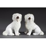 Paar kleine Staffordshire Porzellan „Puffhunde“ | Pair of small Staffordshire porcelain "pouf dogs"