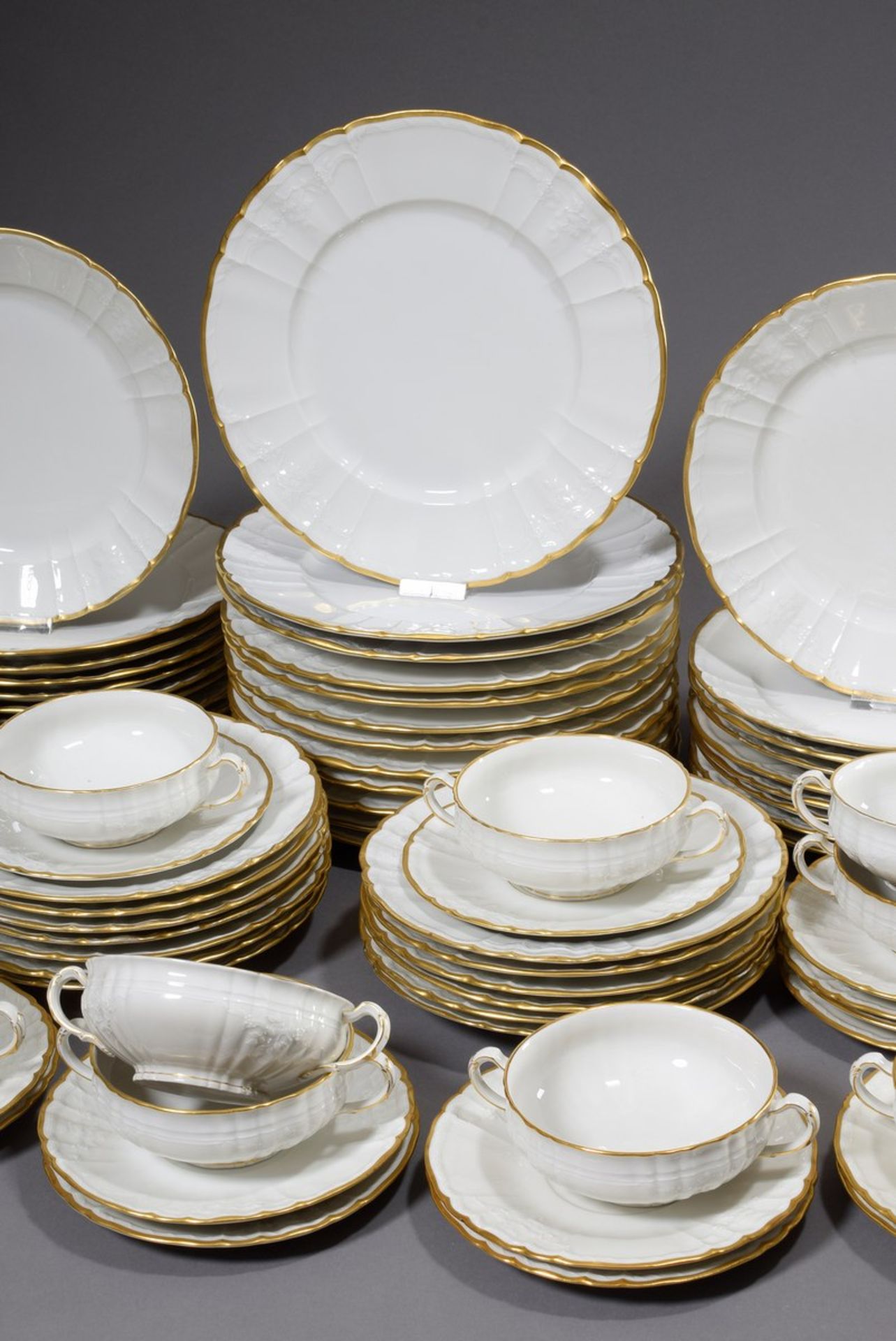 83 Teile KPM Rocaille Restservice mit Goldrand, | 83 pieces KPM Rocaille rest service with gold ri - Bild 2 aus 4