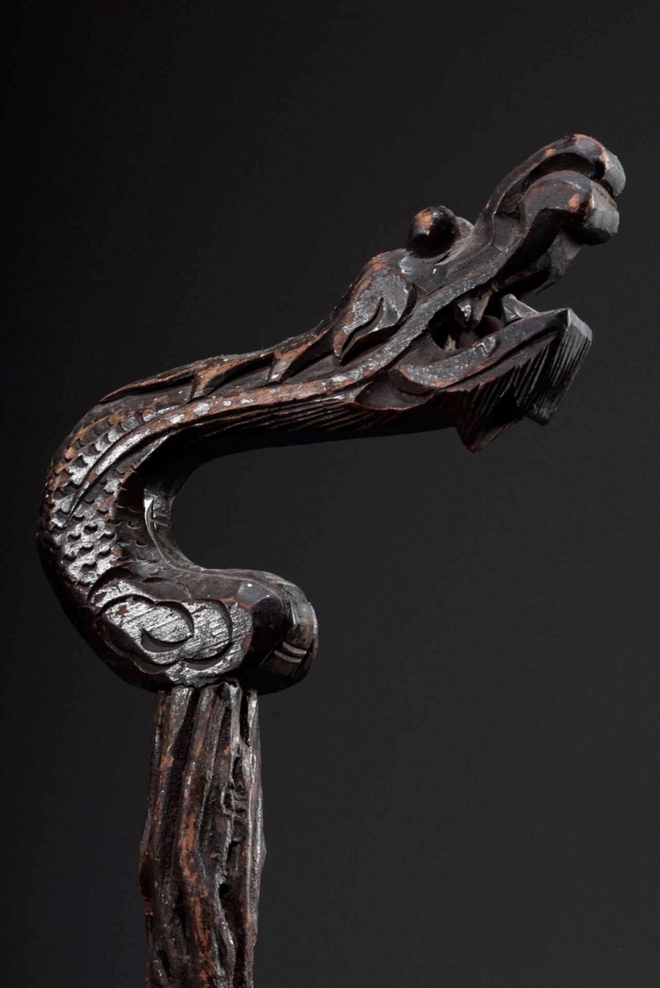 2 Diverse Gehstöcke: Knotenstock eines Daoisten | 2 various walking sticks: Knotted cane of a Daoi - Bild 5 aus 12