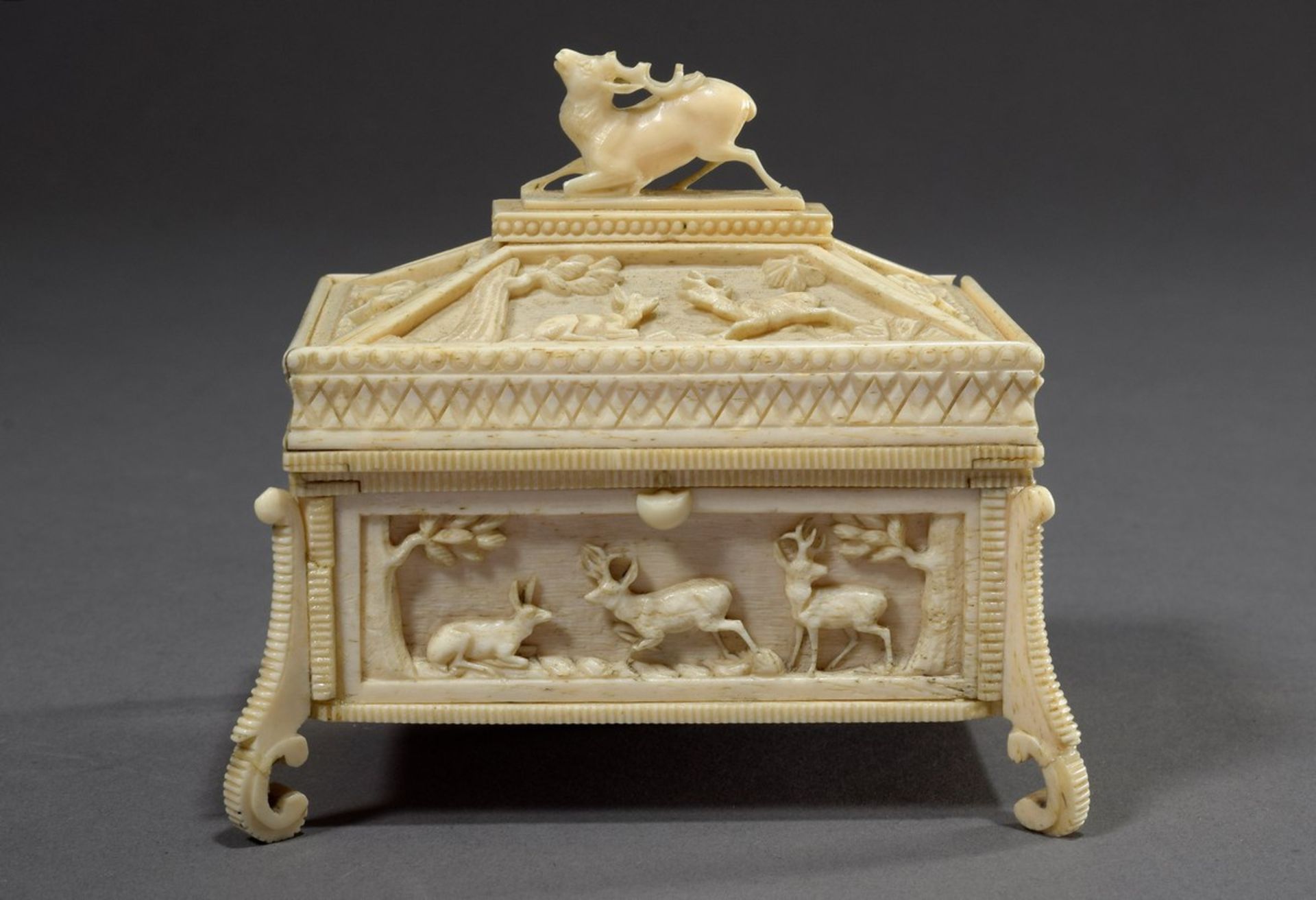 Beinkästchen mit geschnitzten Jagdmotiven "Rehe, | Bone box with carved hunting motifs "deer, hares - Bild 2 aus 8
