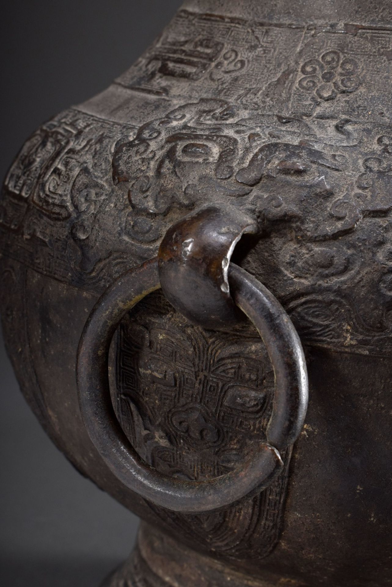 Große Bronze "Hu" Vase mit archaischen Reliefbän | Large bronze "Hu" vase with archaic relief bands - Bild 2 aus 8