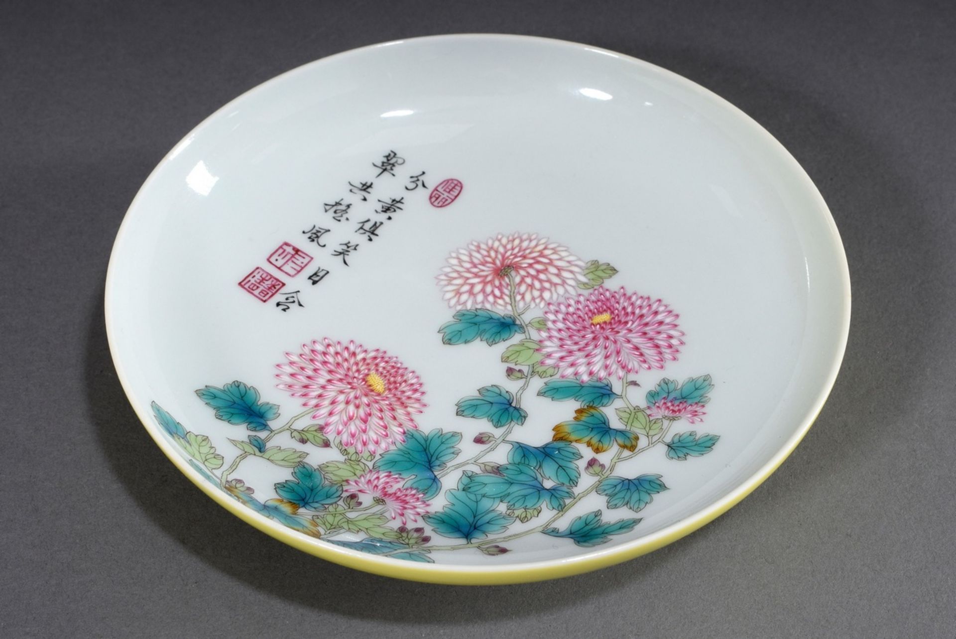 Flache chinesische Schale "Chrysanthemen" mit se | Flat Chinese bowl "Chrysanthemums" with poem on