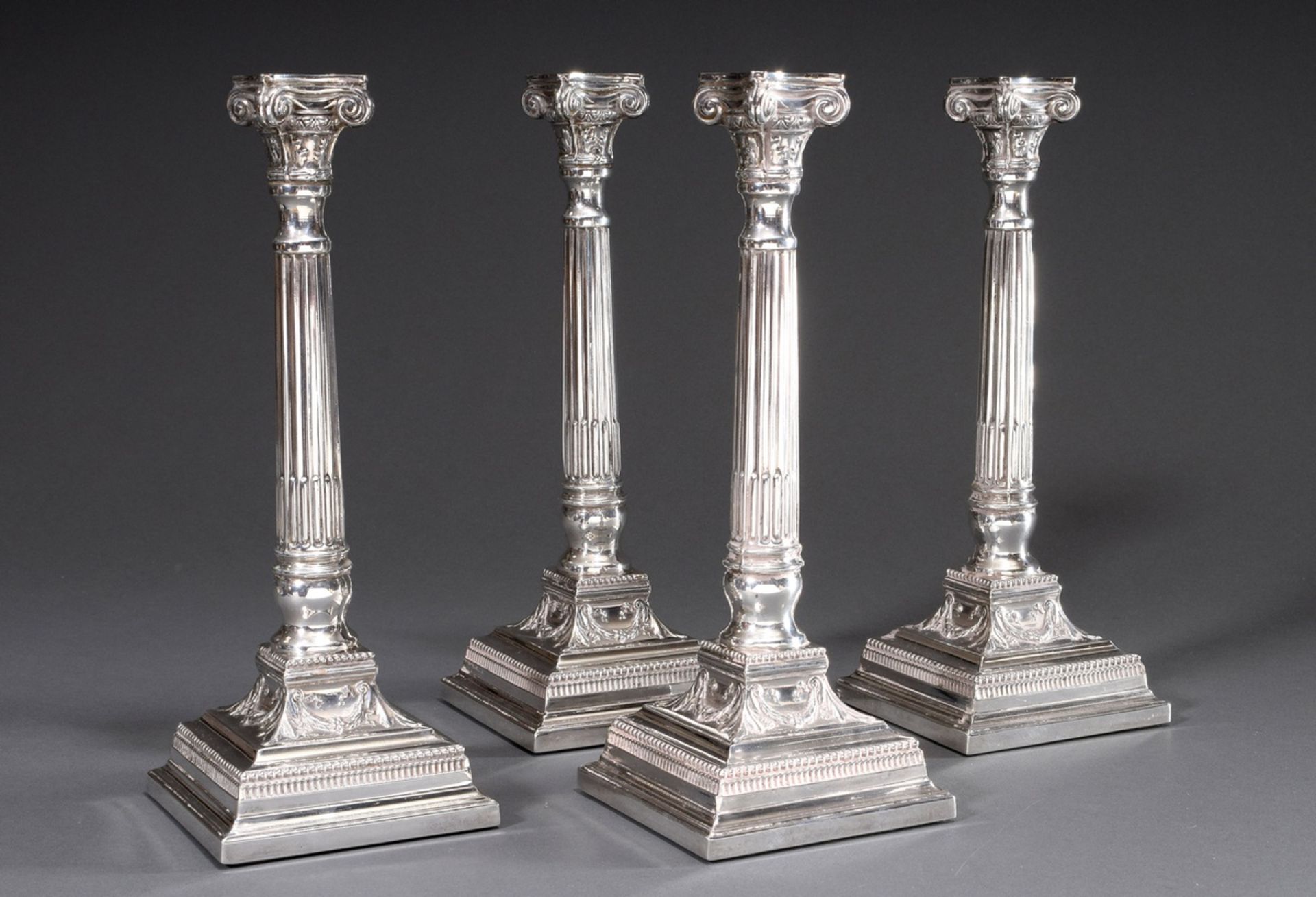 4 Amerikanische Säulen Leuchter in klassizistisc | 4 American column candlesticks in classicistic s