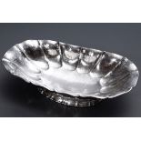 Große ovale Art Deco Schale mit martellierter un | Large oval Art Deco bowl with marbled and bossed