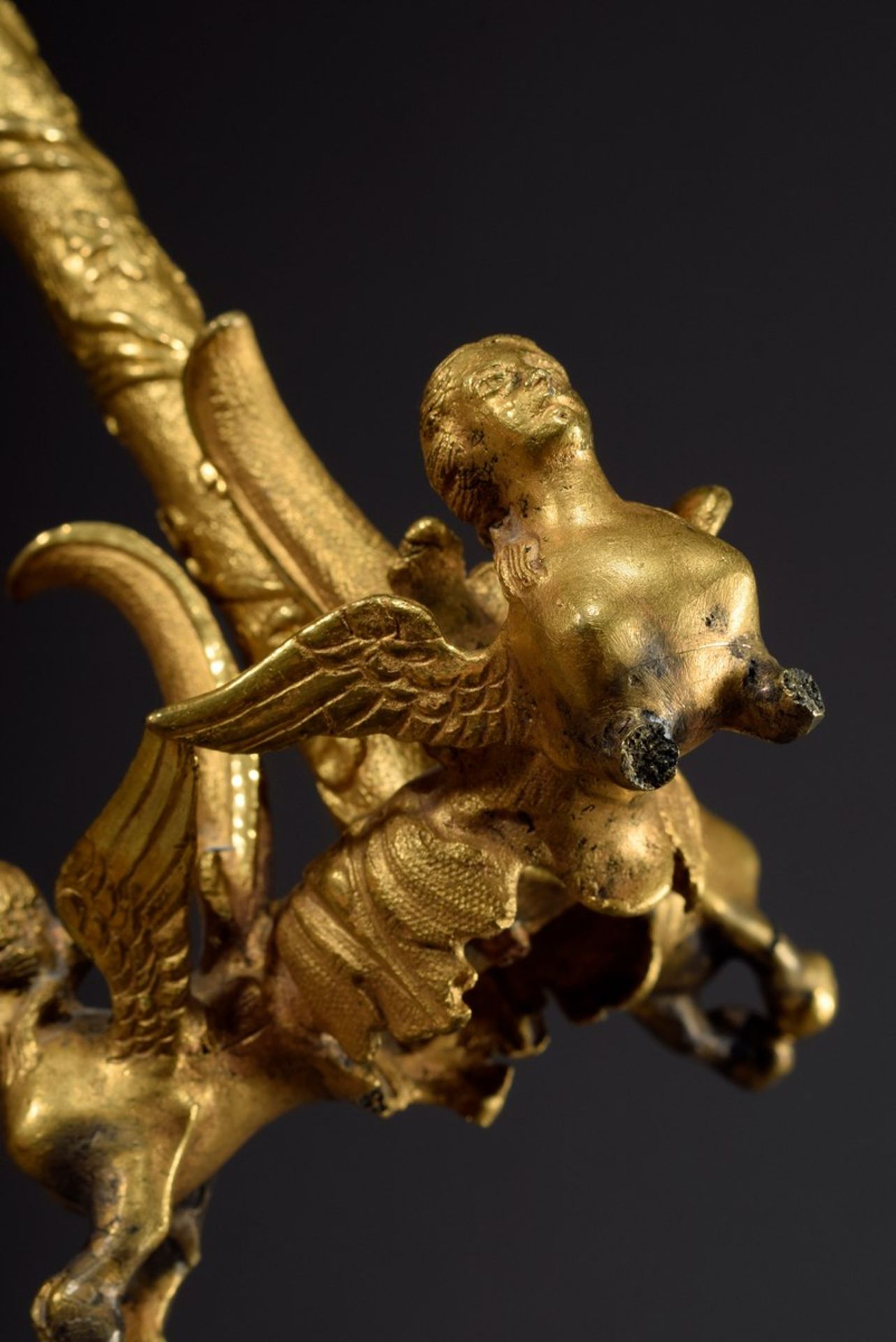 Paar Bronze feuervergoldete Leuchter mit plastis | Pair of bronze fire-gilt candlestick holders wit - Bild 3 aus 7
