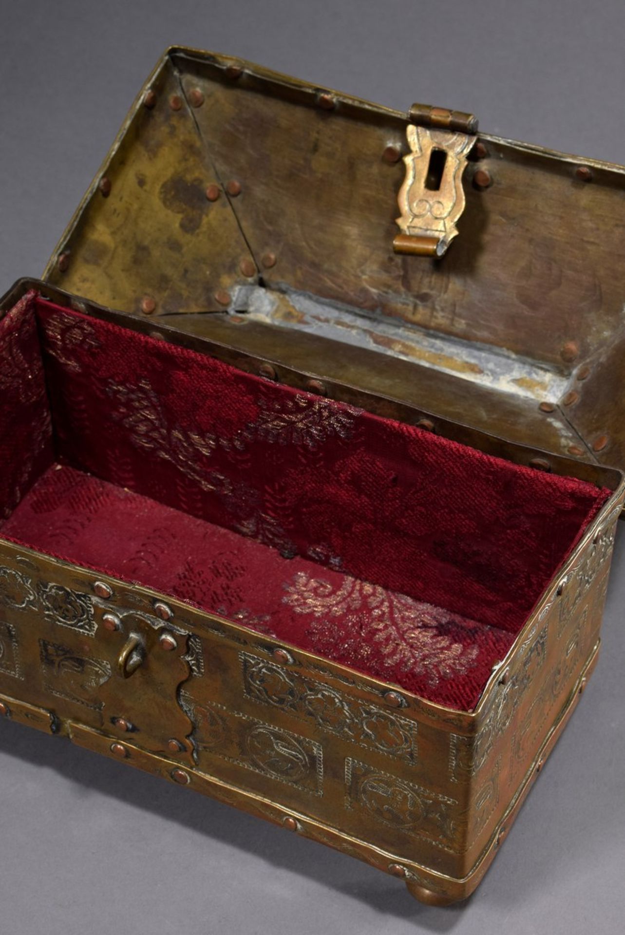 Messing Schatulle in Schreinform mit Tierreliefs | Brass casket in shrine form with animal reliefs, - Image 4 of 7