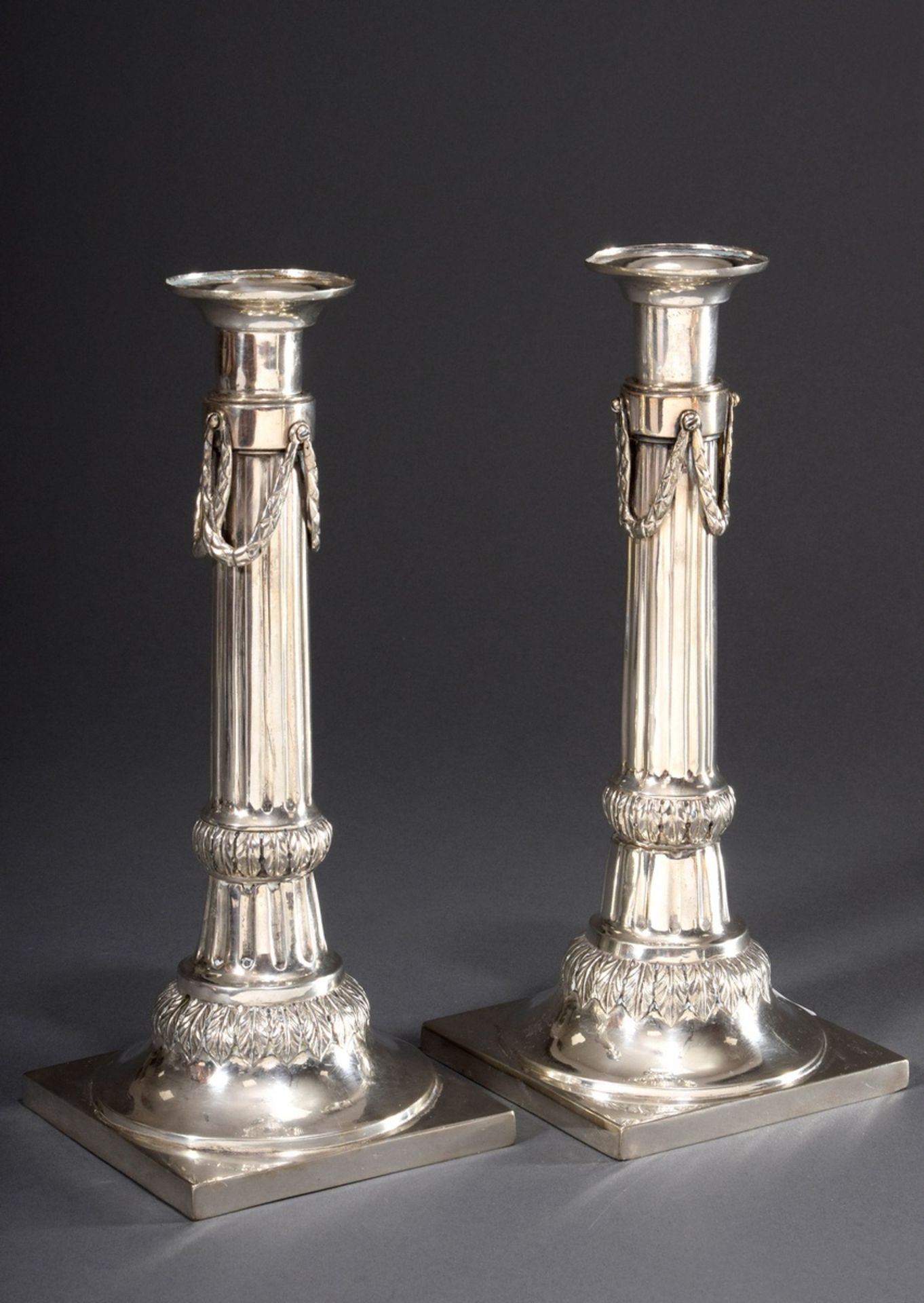 Paar klassizistische Leuchter mit kanneliertem S | Pair of classicistic candlesticks with fluted sh