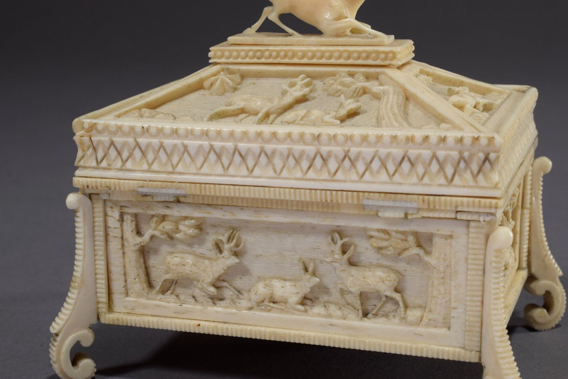 Beinkästchen mit geschnitzten Jagdmotiven "Rehe, | Bone box with carved hunting motifs "deer, hares - Bild 5 aus 8