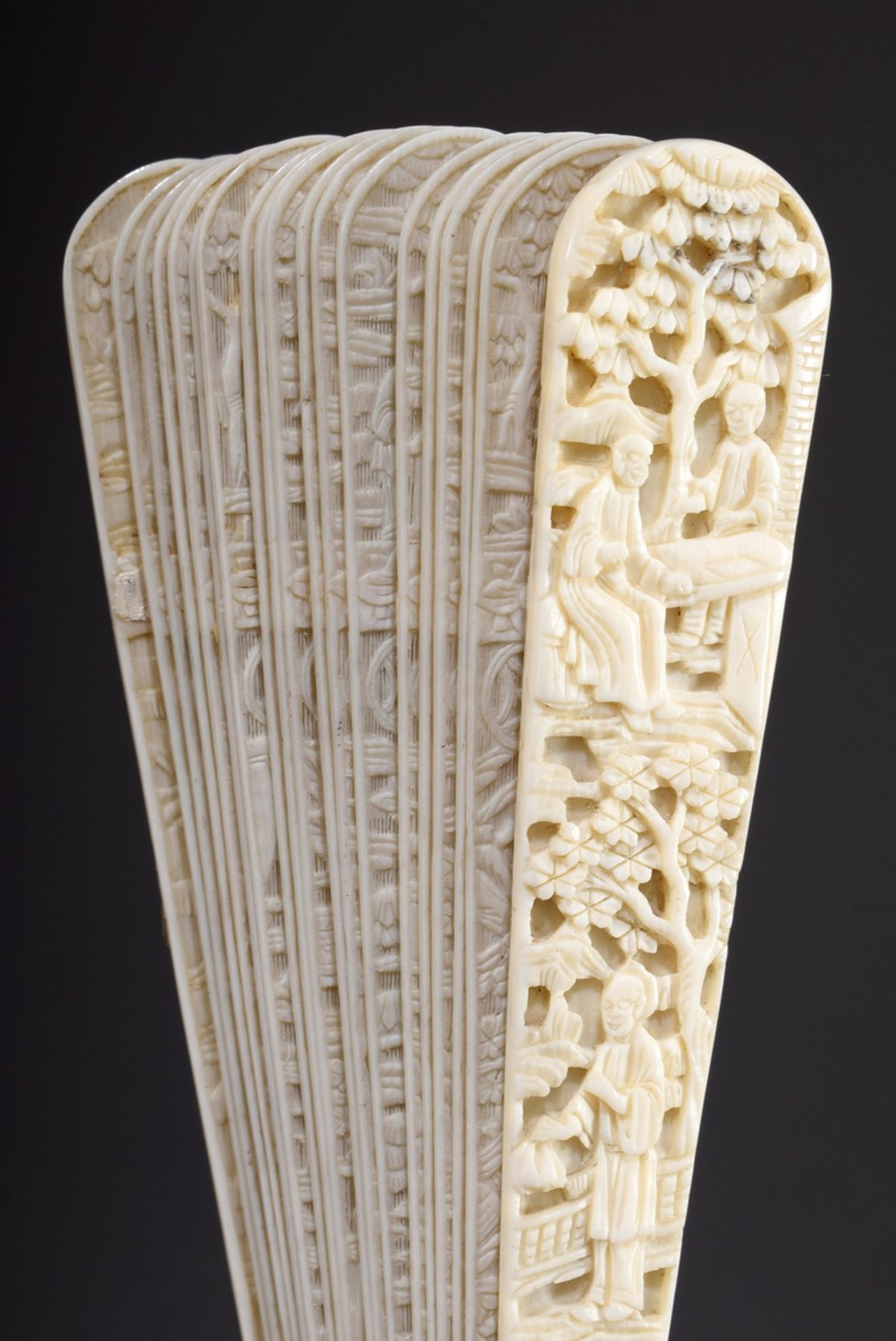 Chinesischer Elfenbein Brisée Fächer mit lupenfe | Chinese ivory brisée fan with flawlessly carved