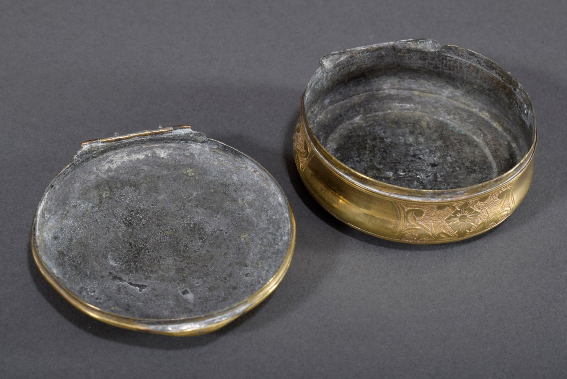 Runde Messing Schnupftabakdose mit eingelassenem | Round brass snuff box with inset "Émail de Saxe" - Image 4 of 5