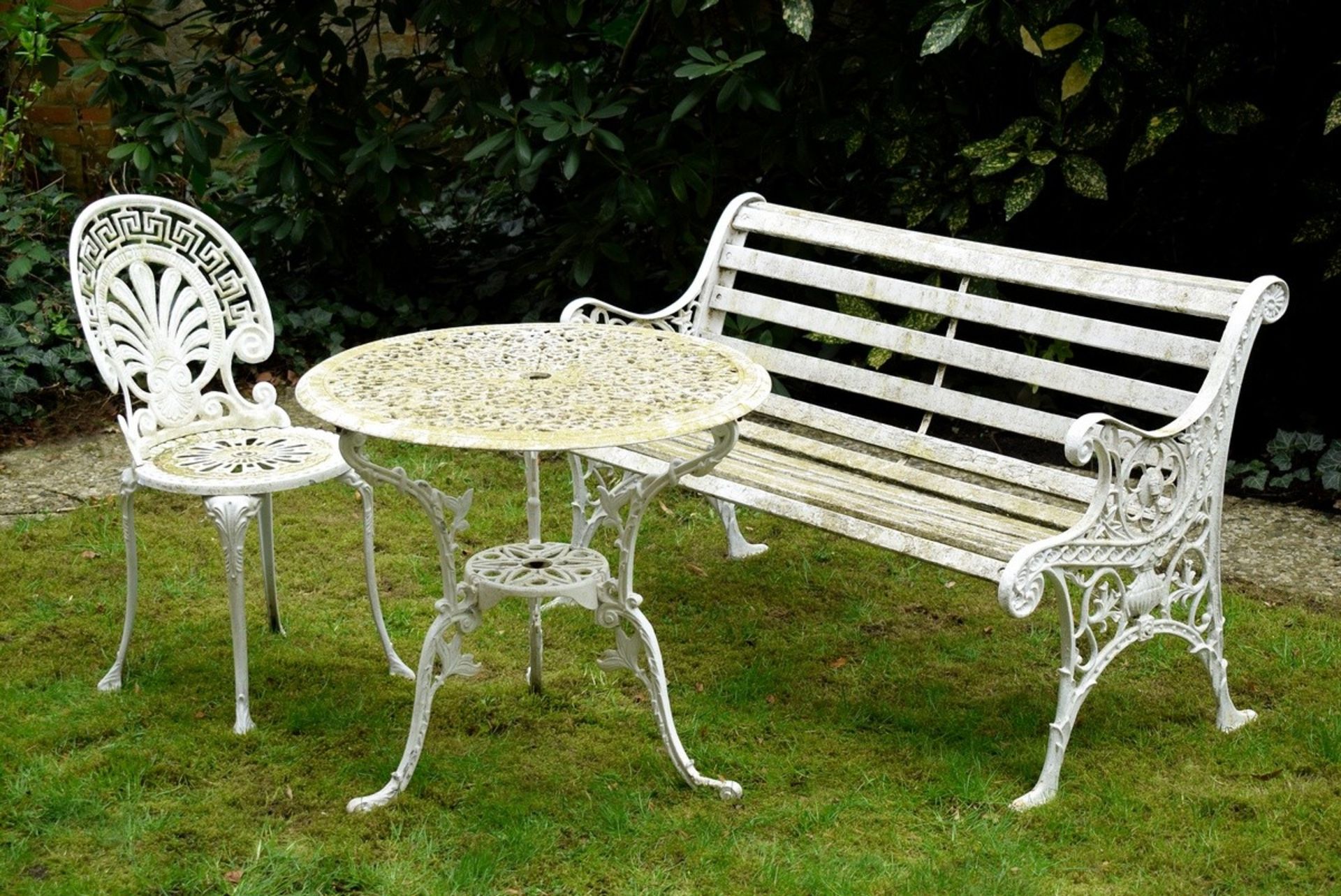 3 Teile Gusseisen Gartenmöbel: Bank mit Holzstre | 3 pieces cast iron garden furniture: bench with