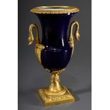 Kleine kobaltblaue Porzellan Vase mit Ormolu Fas | Small cobalt blue porcelain vase with ormolu set