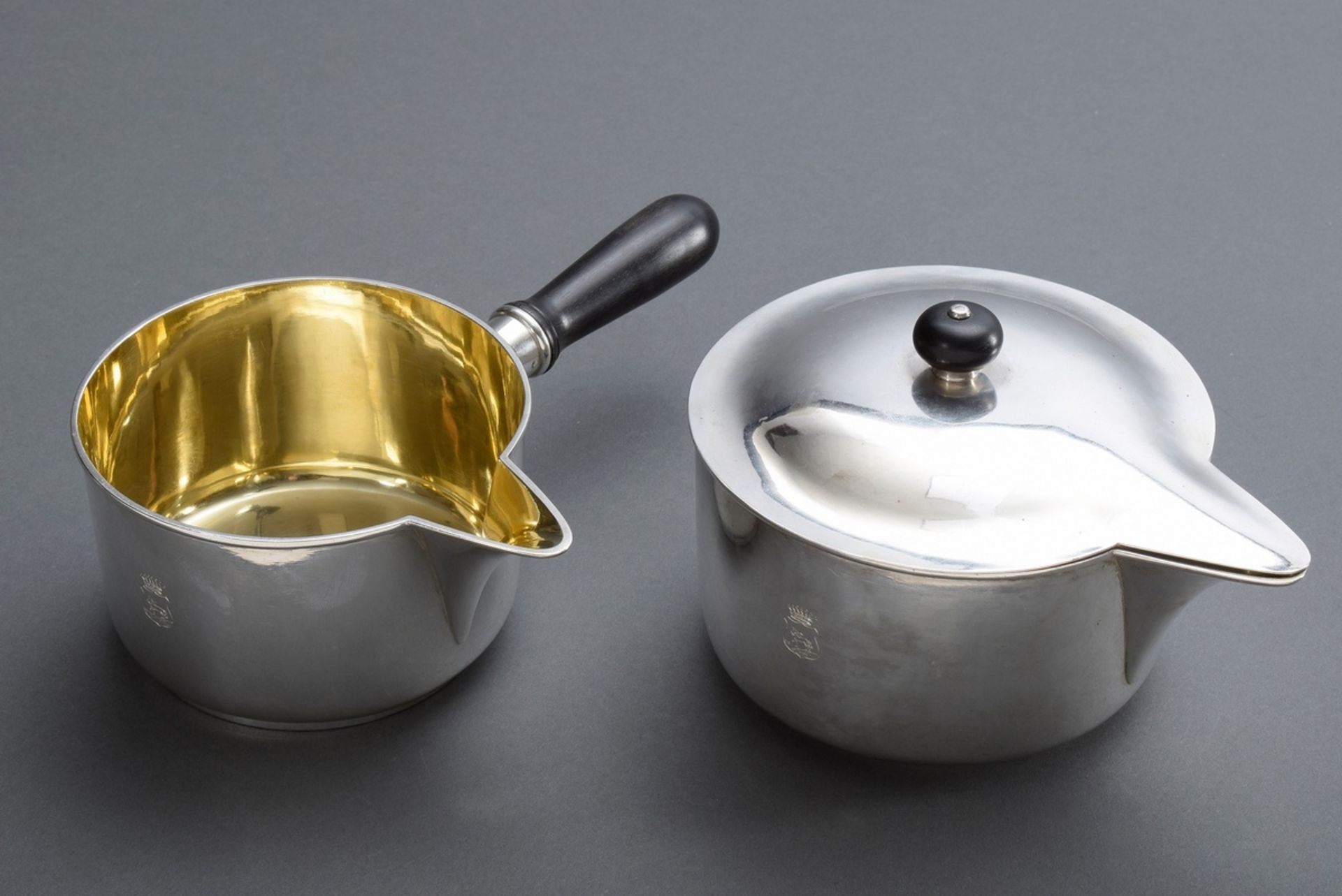 Paar schlichte Reise-Deckel-Kasserollen mit grav | Pair of simple travel-lidded casseroles with eng