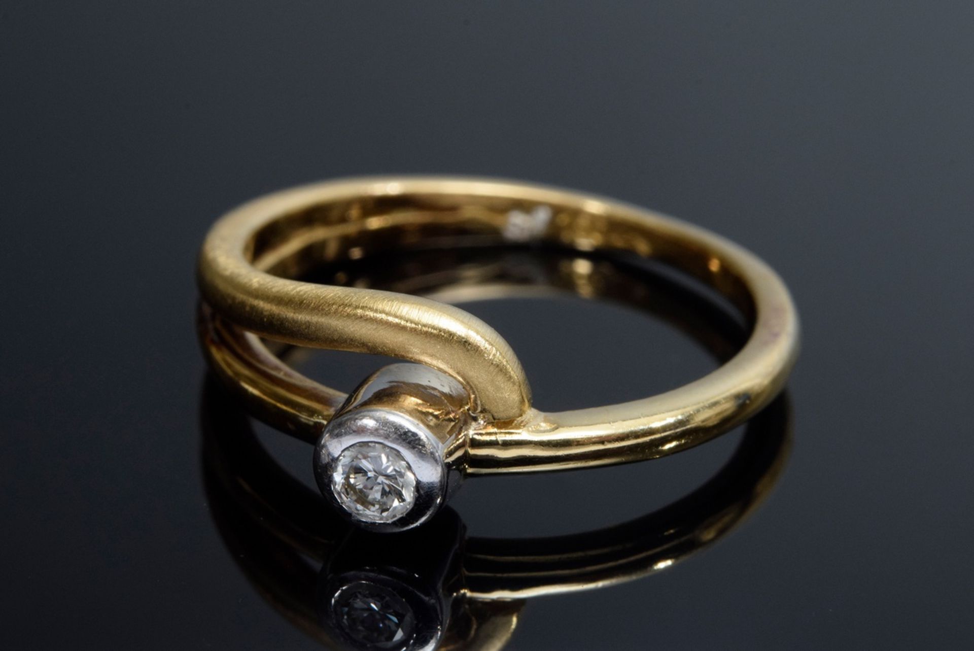 Verschlungener GG 750 Ring in WG gefasstem Brillant | Intertwined GG 750 ring in WG set diamond (0. - Image 2 of 3