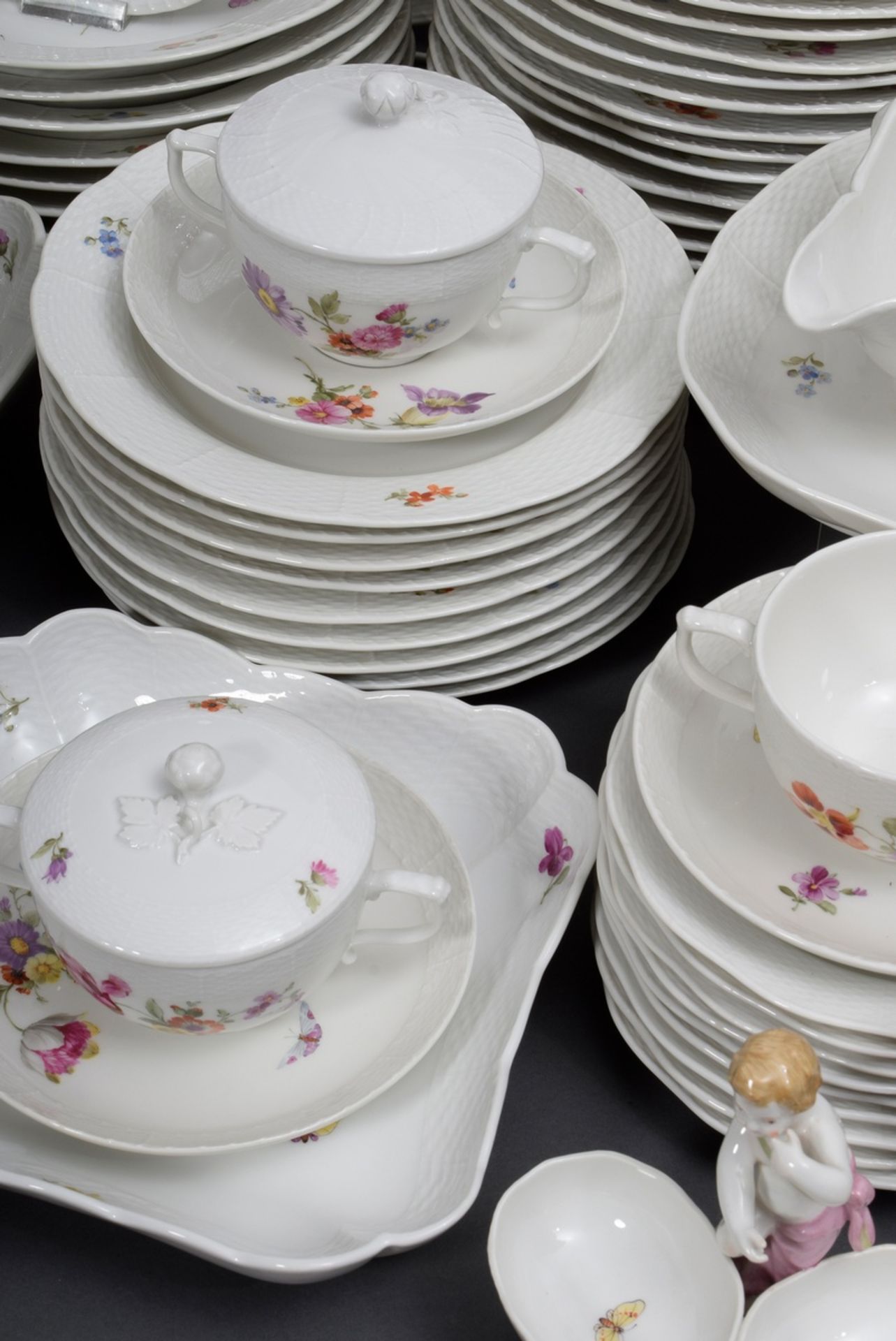 122 Teile KPM "Osier" Speiseservice "Blumen und | 122 pieces KPM "Osier" dinner service "Flowers a - Bild 5 aus 20