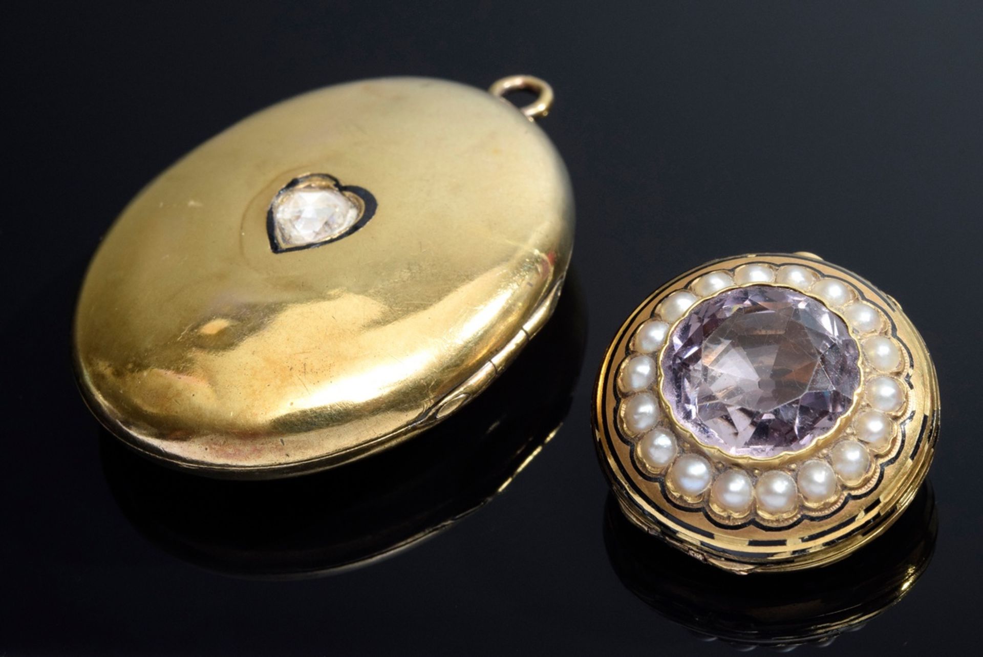 2 Diverse Teile Schmuck: ovales GG 333 Medaillon | 2 Various pieces of jewellery: oval GG 333 medal