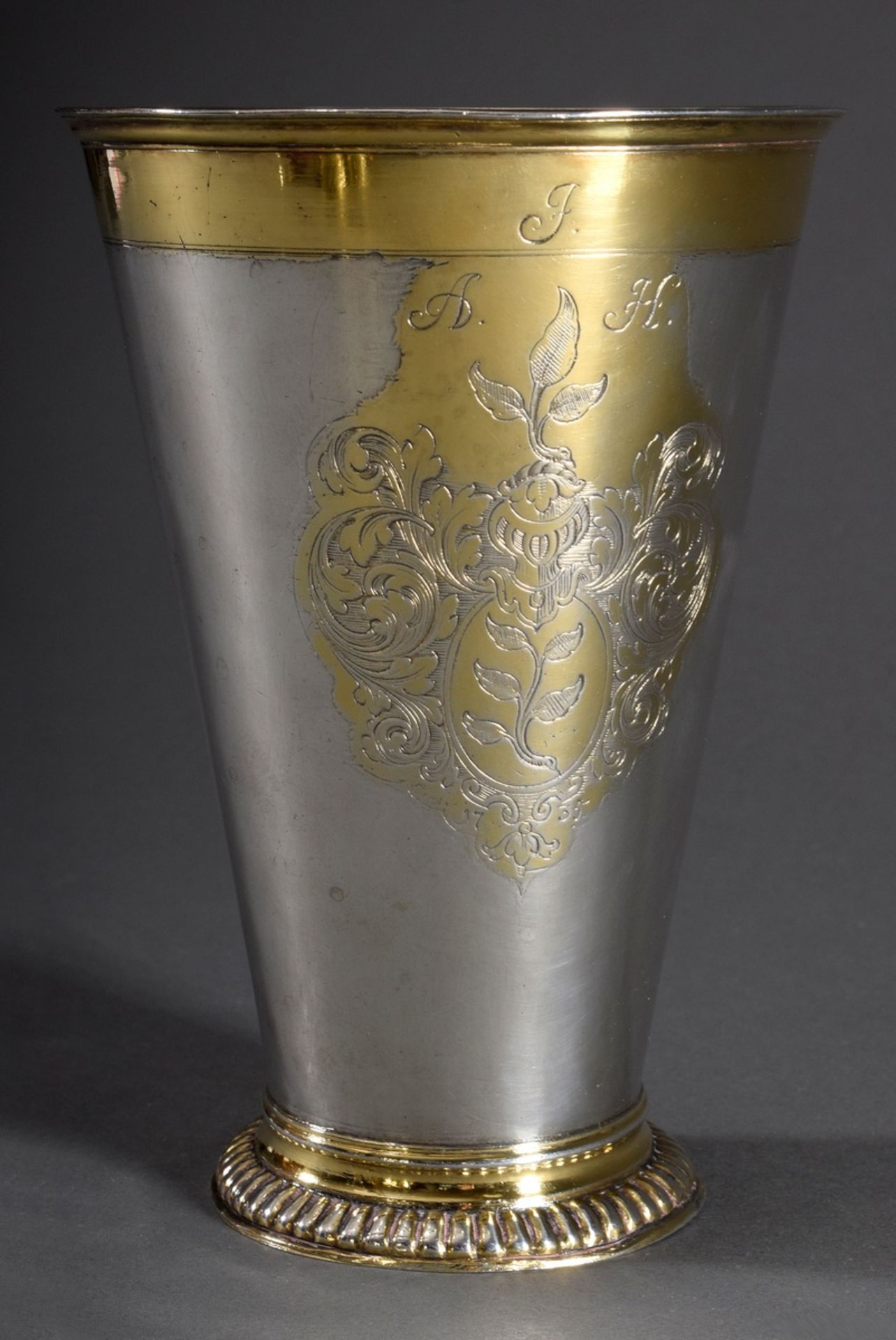 Großer baltischer Becher mit Wappengravur "von H | Large Baltic cup engraved with the coat of arms