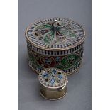 2 Diverse runde Döschen mit ornamentalem, farbig | 2 Various round boxes with ornamental coloured p