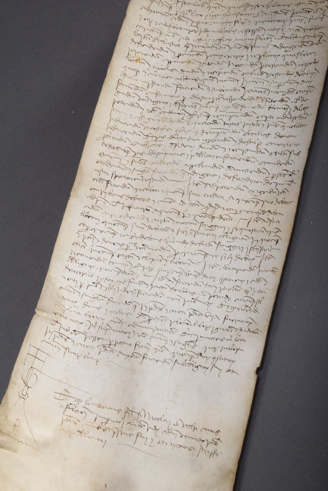 Gerolltes Pergament mit vermutlich altenglischer | Rolled parchment with probably Old English handw - Bild 3 aus 5