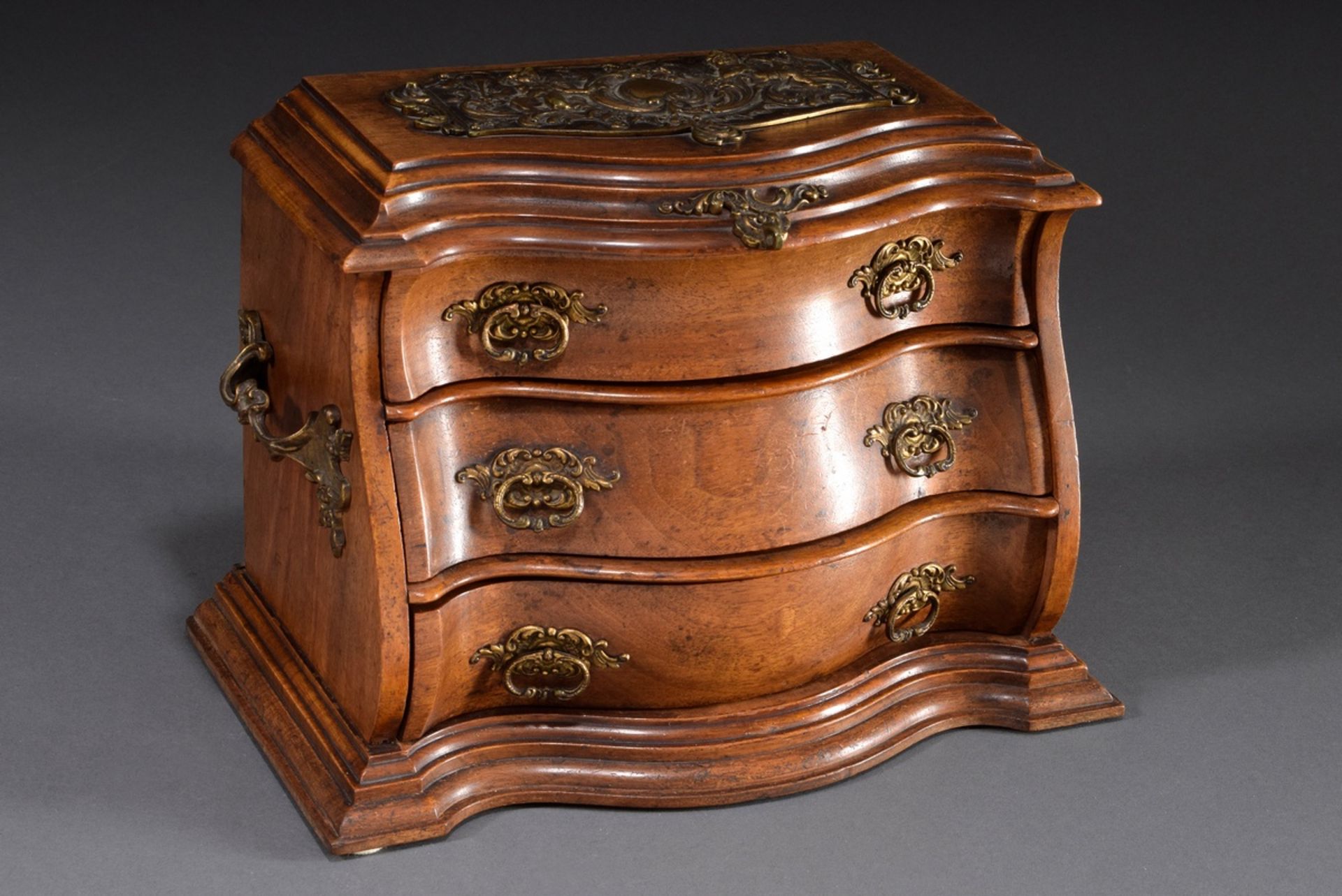 Bombierte Historismus Modellkommode mit drei Sch | Convex historicism model chest with three drawer
