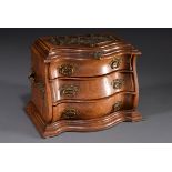 Bombierte Historismus Modellkommode mit drei Sch | Convex historicism model chest with three drawer