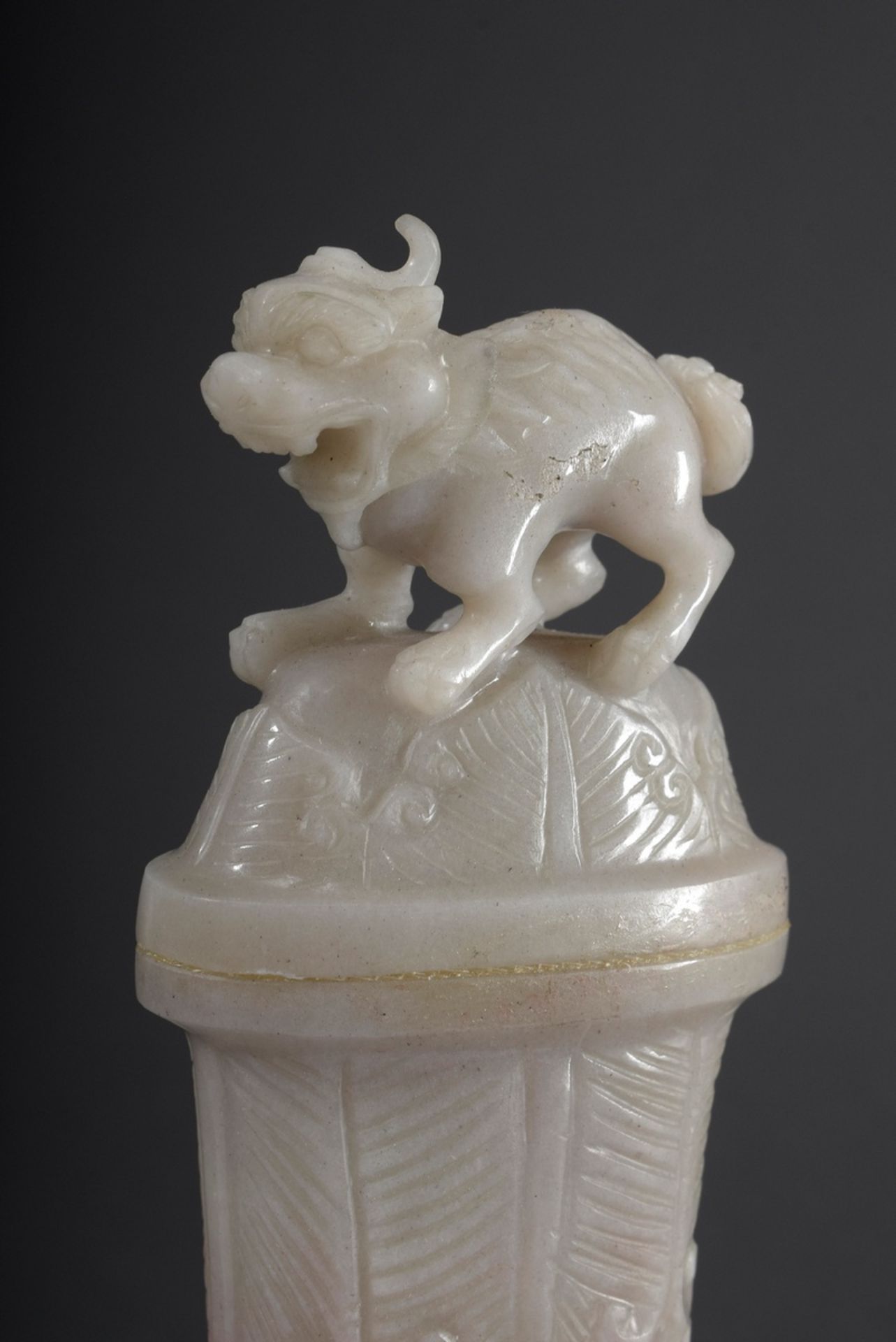 Graue Jade Deckelvase mit ornamental beschnitzte | Grey jade lidded vase with ornamentally carved b - Bild 3 aus 4