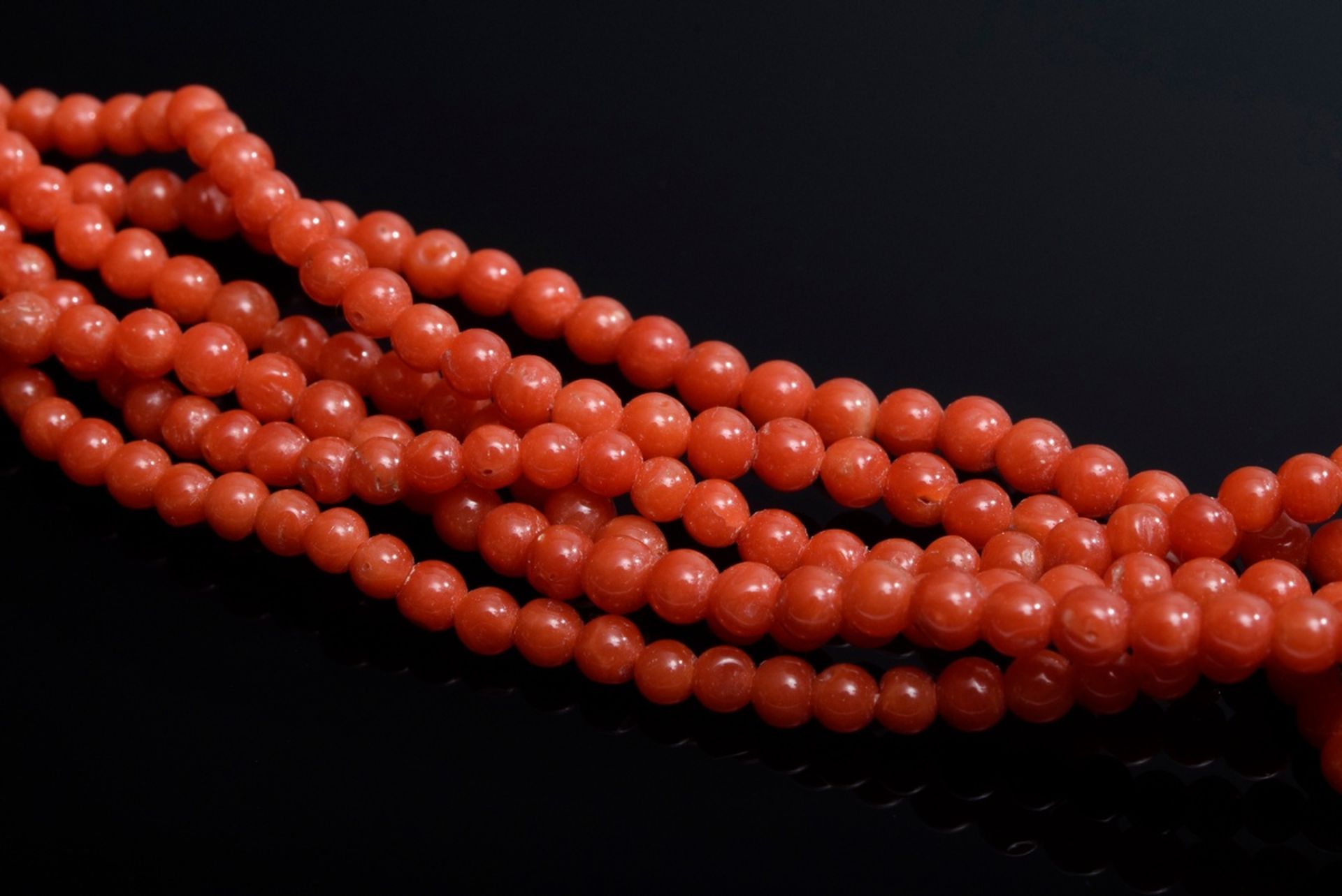 Sechsreihiges Korallencollier mit eleganter GG 7 | Six-strand coral necklace with elegant GG 750 Ni - Image 5 of 5