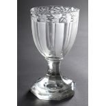 Kleines Glas mit oktogonalem Fuß und floralem Sch | Small glass with octagonal foot and floral cut,