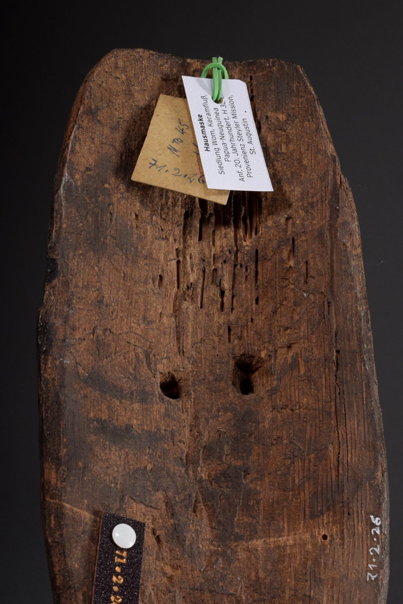 Geschnitzte Holz Hausmaske mit Resten von weißer | Carved wooden house mask with remains of white a - Bild 4 aus 9