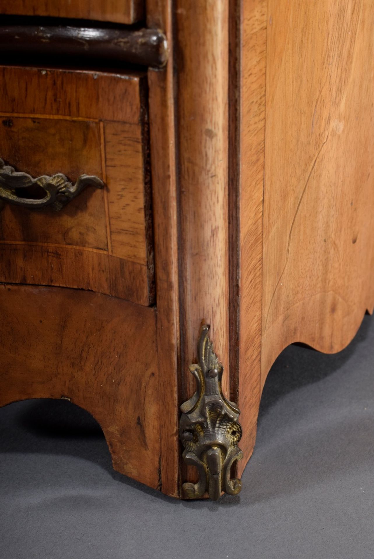 Historismus Modellkommode mit zweifach geschweif | Historicism model chest of drawers with double c - Bild 6 aus 9