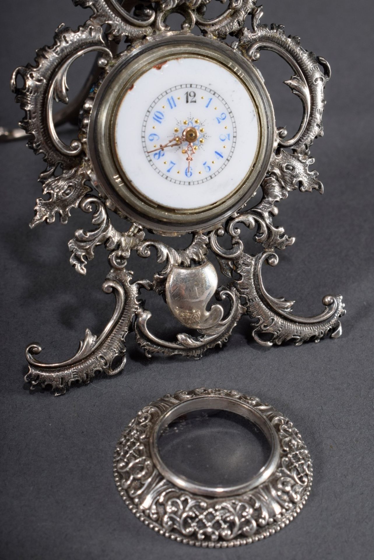 Kleine Tischuhr in Rokoko Façon mit Emaille Ziff | Small table clock in rococo style with enamel di - Bild 5 aus 5