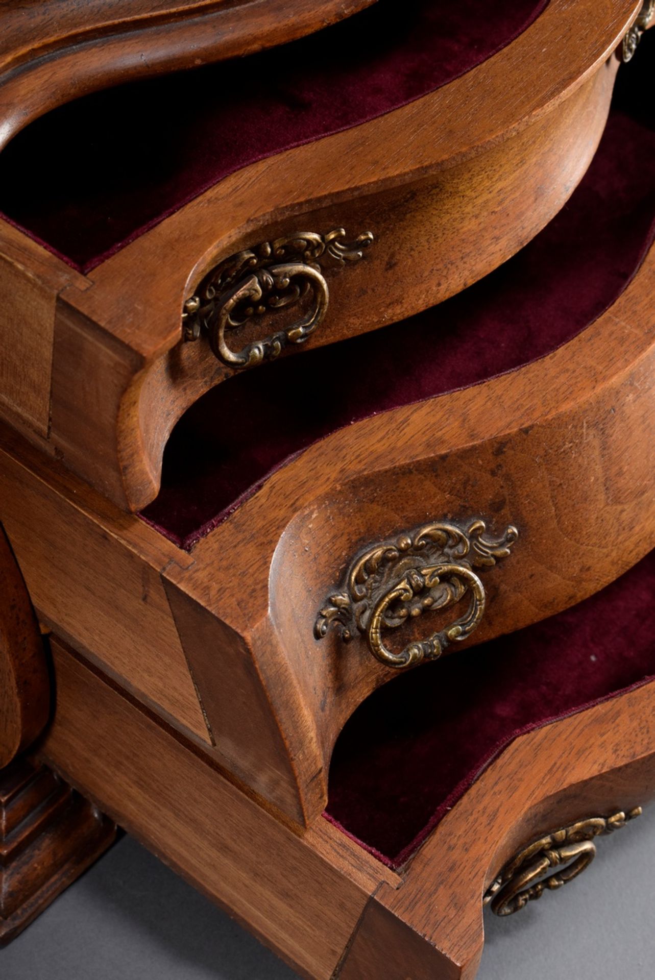 Bombierte Historismus Modellkommode mit drei Sch | Convex historicism model chest with three drawer - Bild 7 aus 8