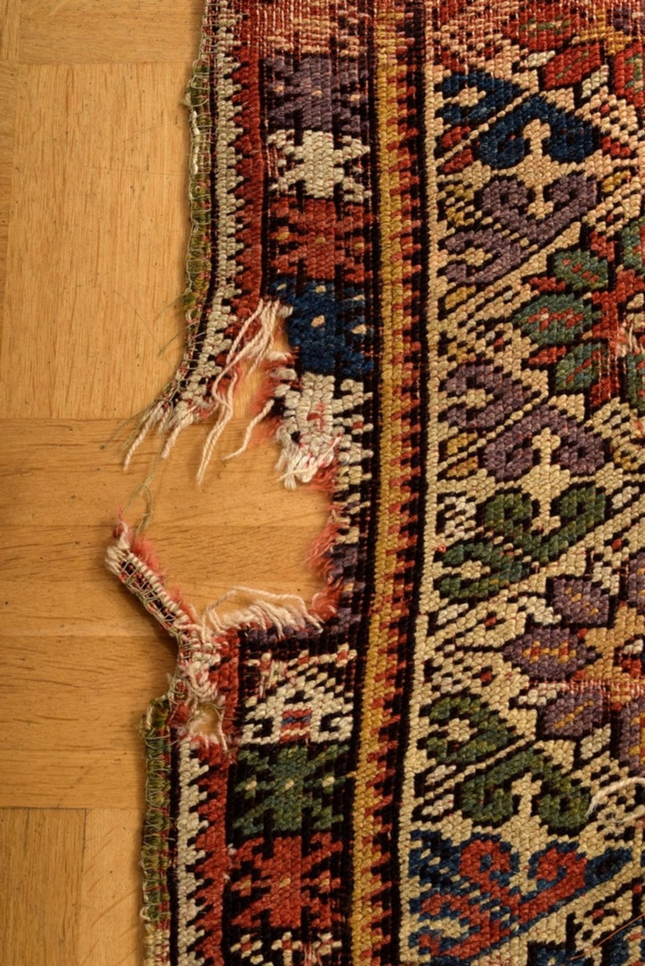 Fragment eines Mudjur Gebetsteppichs mit rotem M | Fragment of a Mudjur prayer rug with a red mihra - Bild 7 aus 10