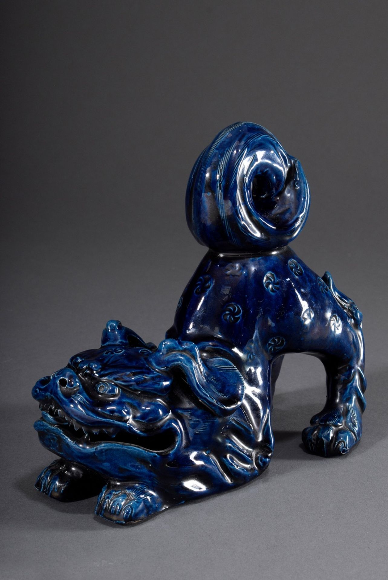 Chinesische Keramik "Spielender Shishi" mit blau | Chinese pottery "Playing Shishi" with blue/black