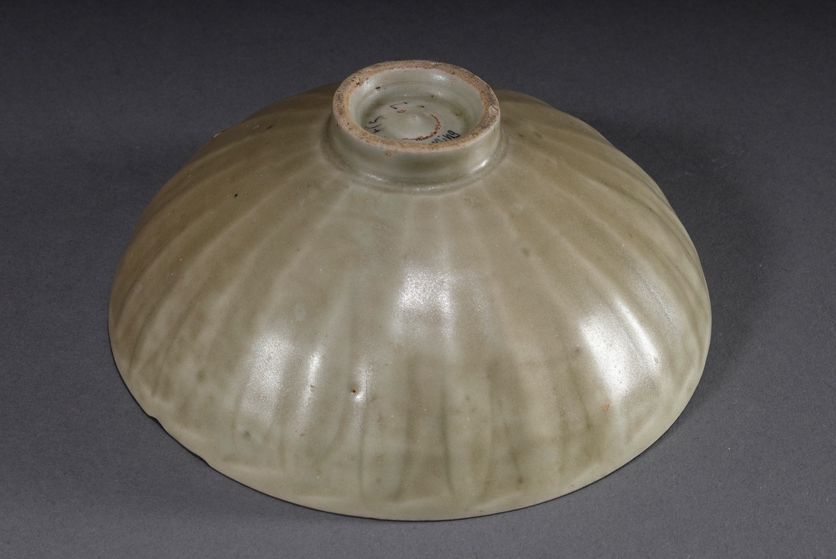 Chinesische Seladon Schale mit umlaufendem Lotus | Chinese celadon bowl with surrounding lotus reli - Image 2 of 5