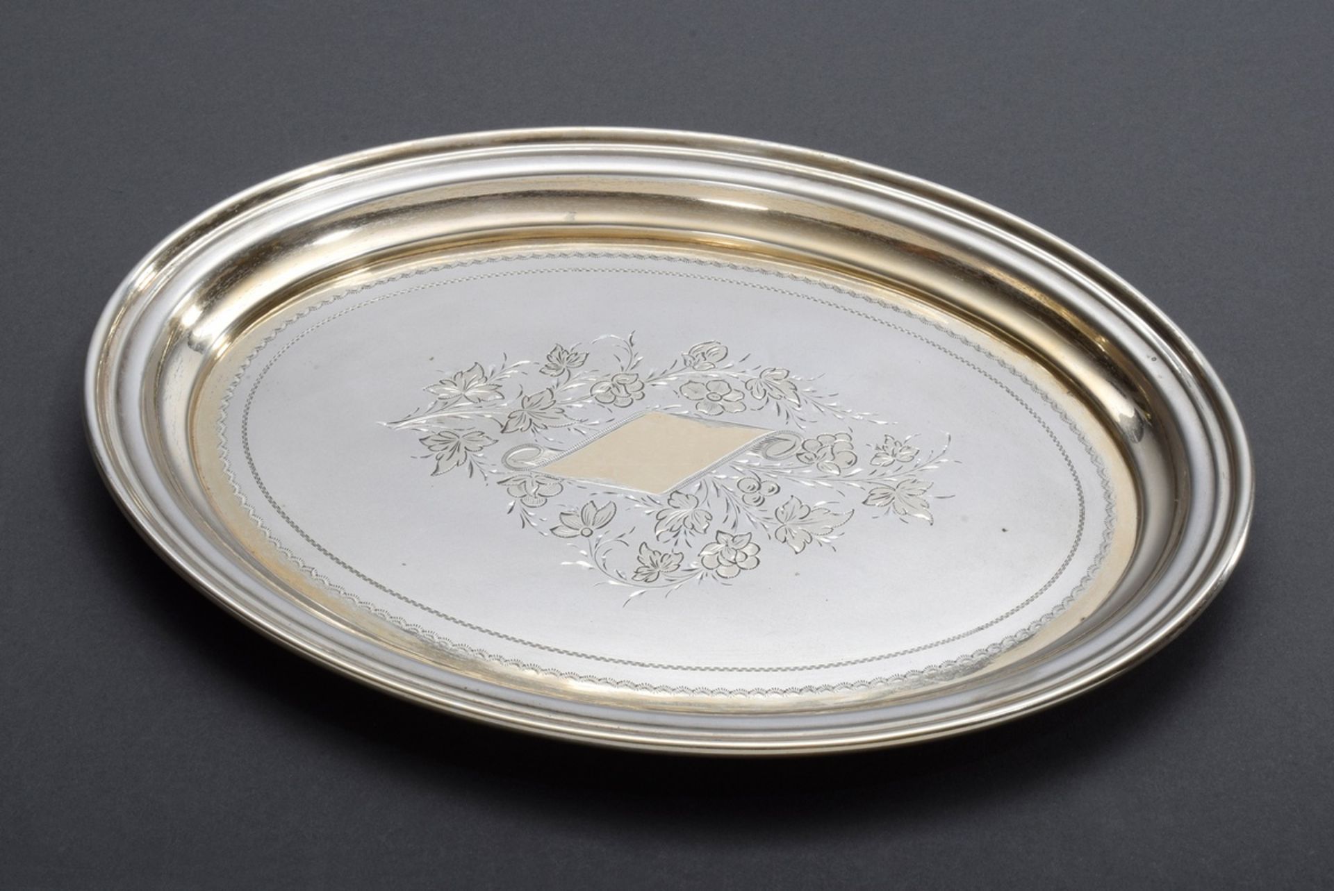 Kleines ovales Tablett mit floraler Gravur und V | Small oval tray with floral engraving and gildin