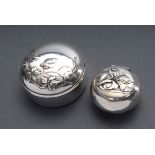 2 Diverse rund Jugendstil Dosen mit reliefierten | 2 Various round art nouveau boxes with "iris" an