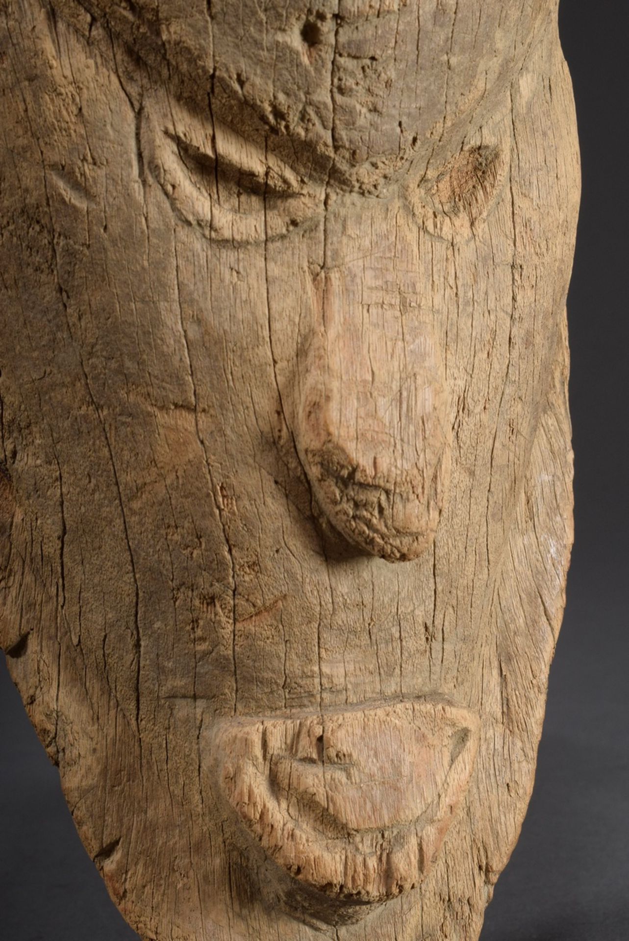 Figürlicher Griff einer Schlitztrommel, Holz ges | Figural handle of a slit drum, carved wood, Sepi - Bild 4 aus 13