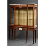 Elegante Schauvitrine auf hohen Beinen in Louis | Elegant showcase on high legs in Louis XVI style