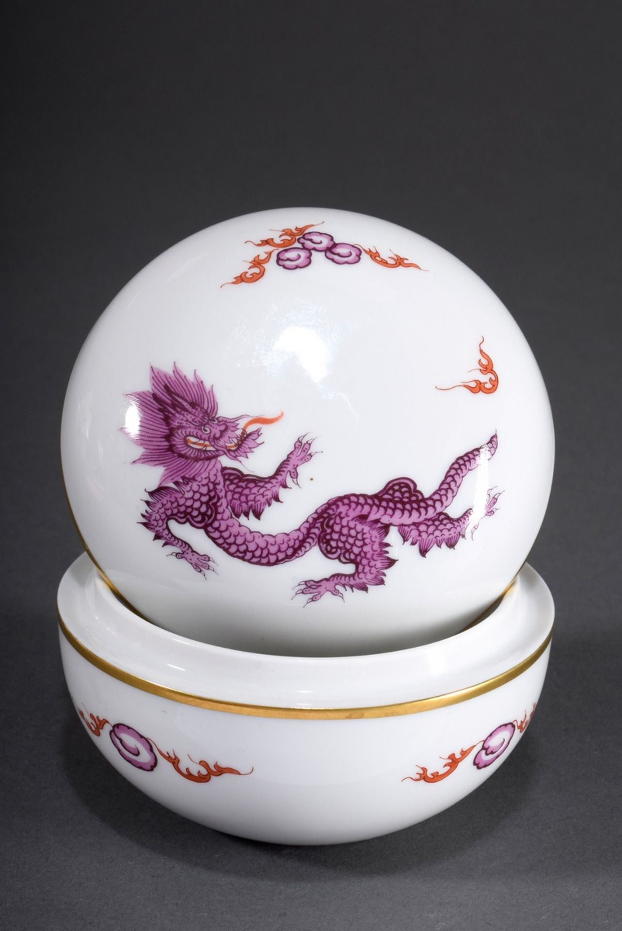 Runde Meissen Deckeldose "Violetter Mingdrache, | Round Meissen lidded box " Purple Ming Dragon, r