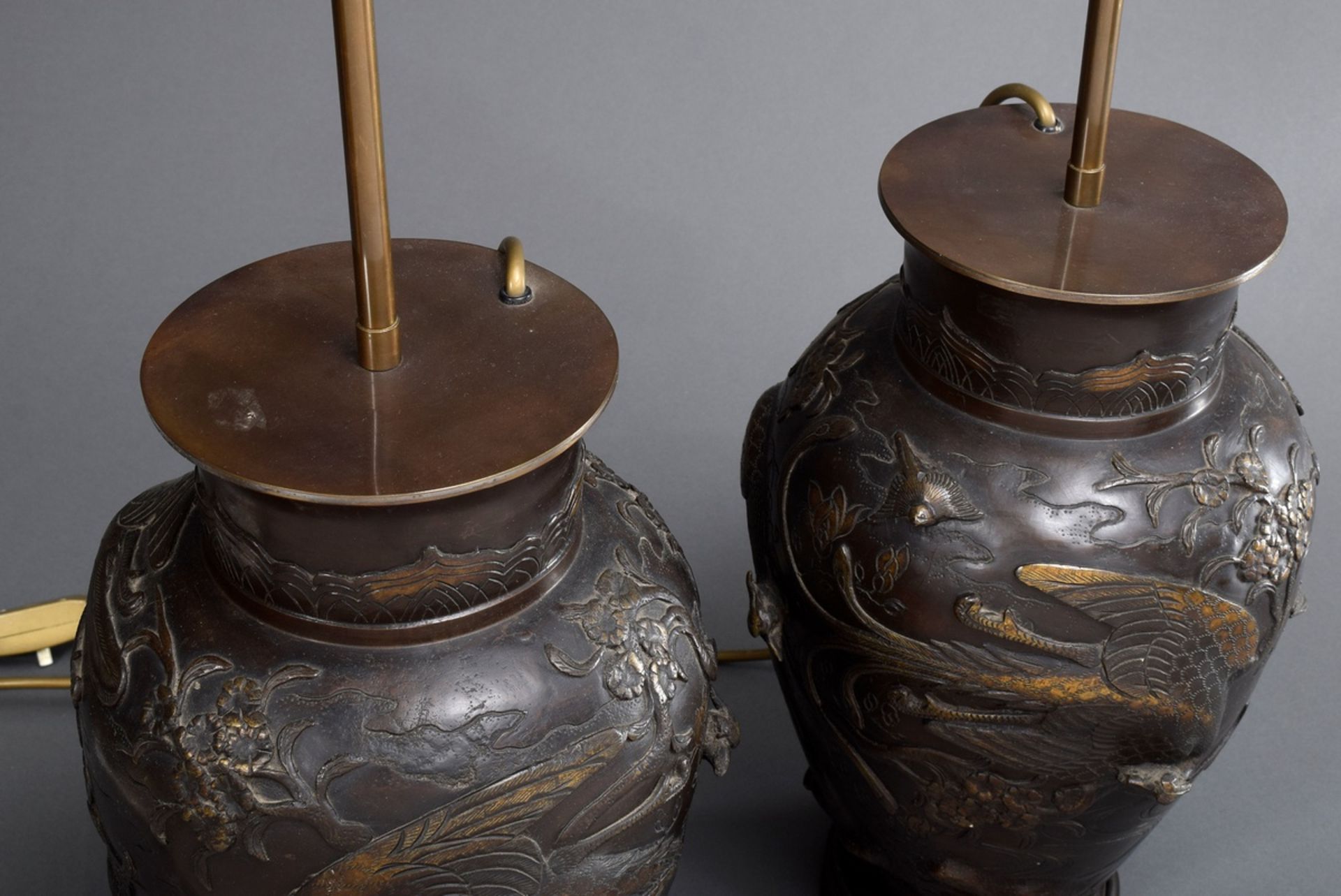 Paar japanische Bronze Vasen mit Reliefdarstellu | Pair of Japanese bronze vases with relief depict - Bild 5 aus 7