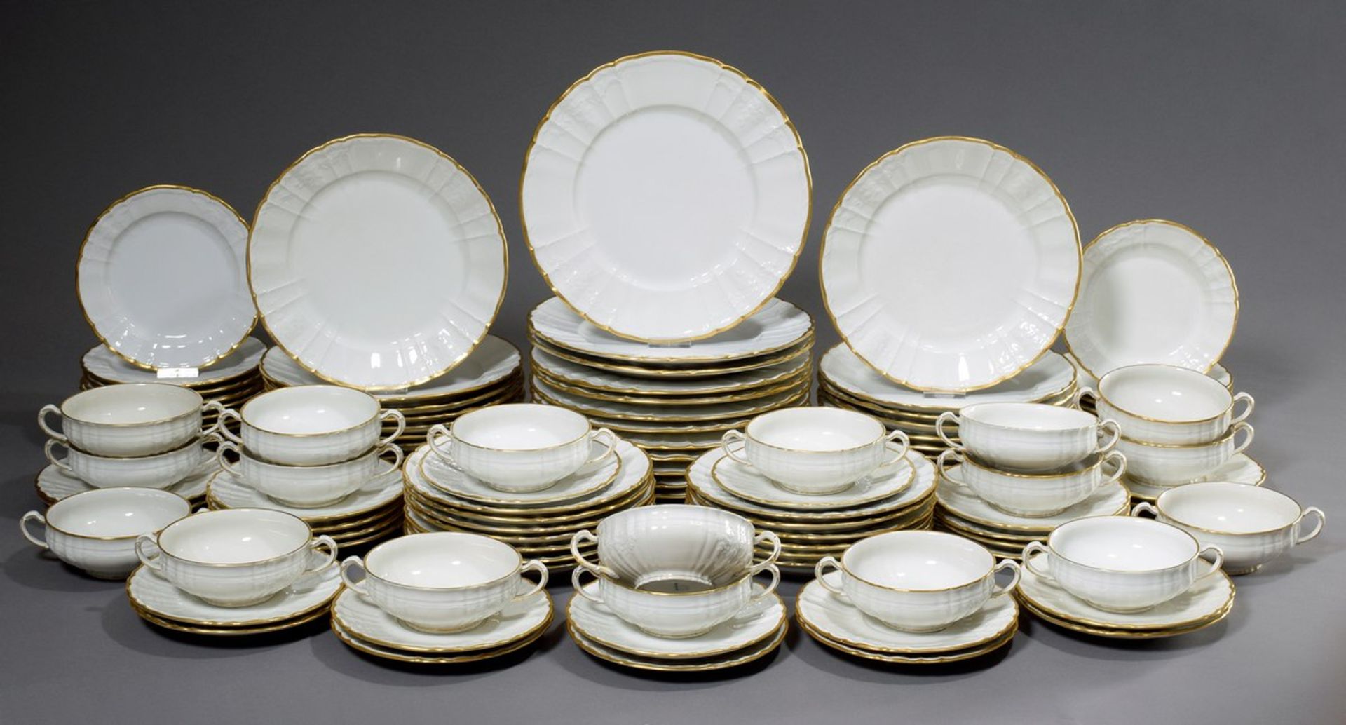 83 Teile KPM Rocaille Restservice mit Goldrand, | 83 pieces KPM Rocaille rest service with gold ri