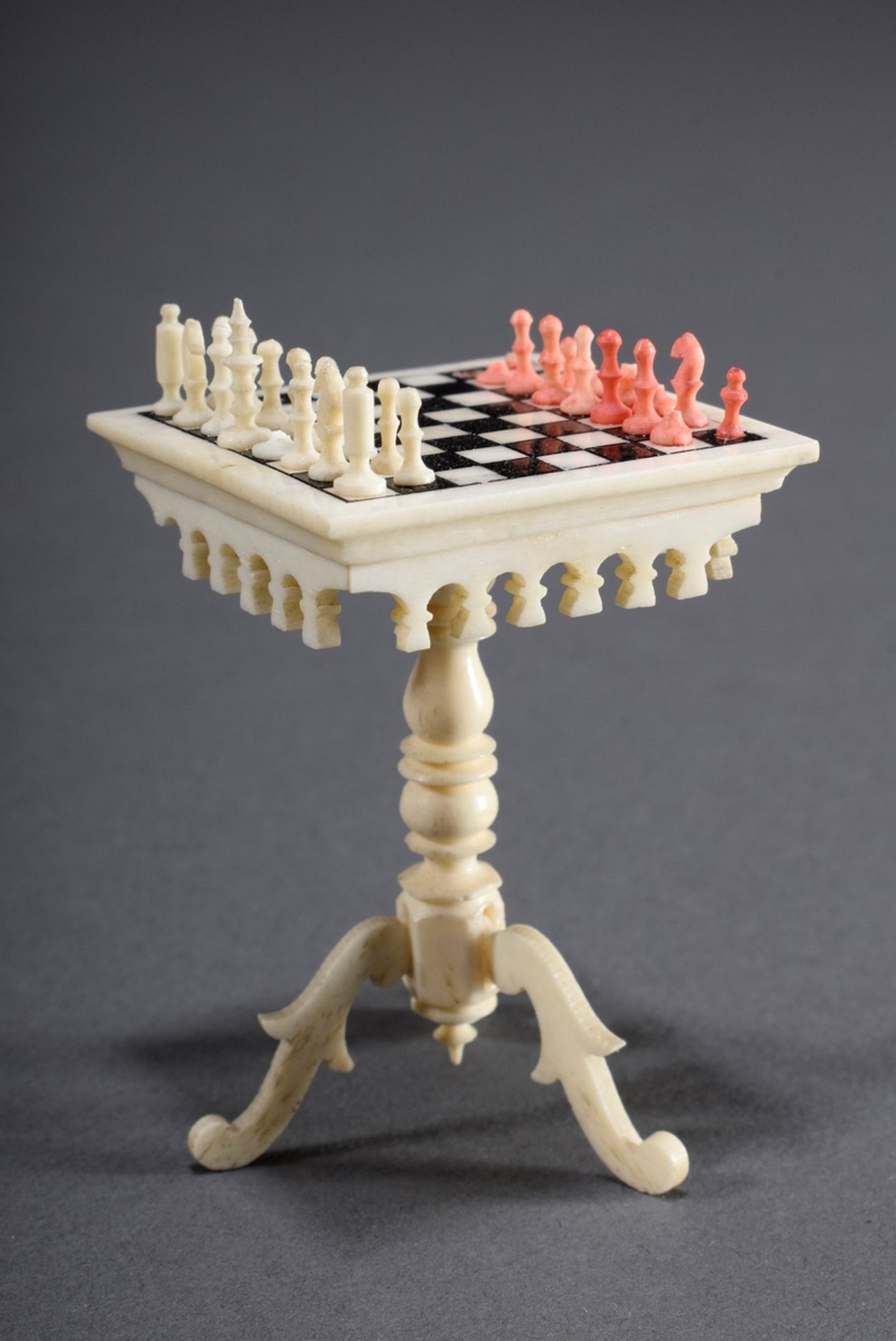 Miniatur "Schachtisch", Bein geschnitzt und gedr | Miniature "chess table", carved and turned bone,