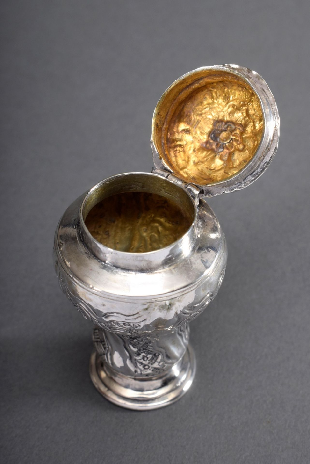 Vasenförmiges Silber Riechfläschchen mit getrieb | Vase-shaped silver smelling bottle with chased r - Bild 3 aus 5