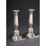 Paar Säulenleuchter mit kanneliertem Schaft über | Pair of columnar candlesticks with a fluted shaf