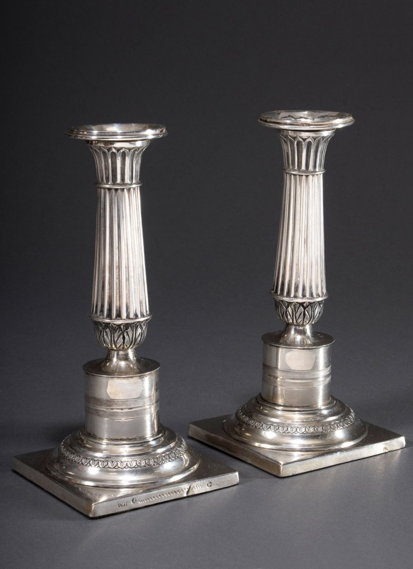 Paar Säulenleuchter mit kanneliertem Schaft über | Pair of columnar candlesticks with a fluted shaf