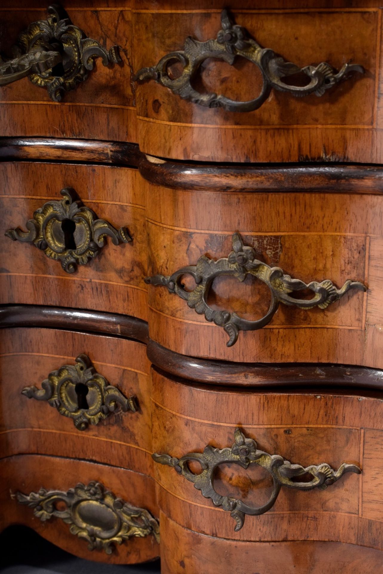 Historismus Modellkommode mit zweifach geschweif | Historicism model chest of drawers with double c - Bild 5 aus 9