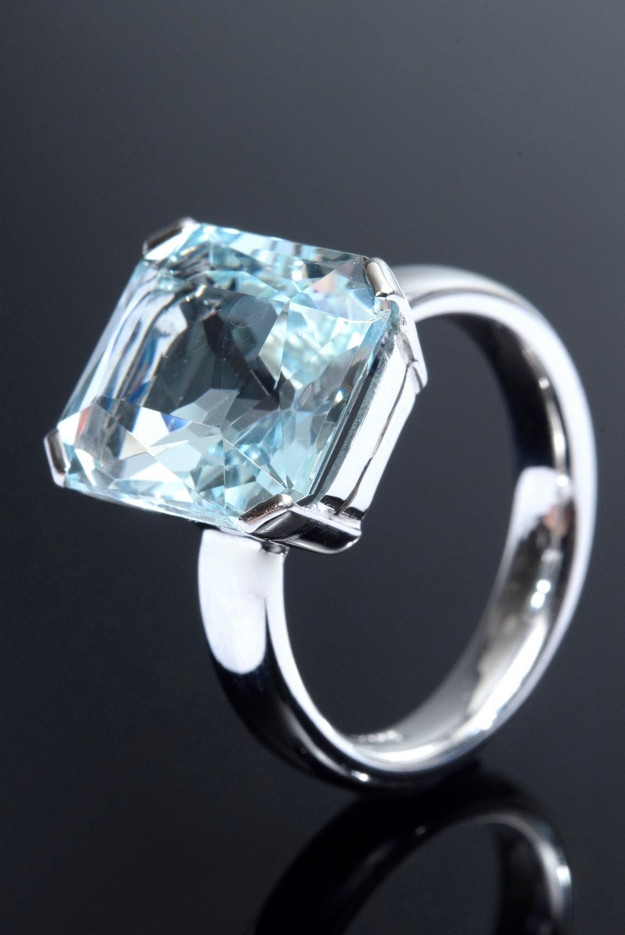 WG 585 Ring mit feinem Aquamarin im Scherenschlif | WG 585 ring with fine scissor-cut aquamarine (a