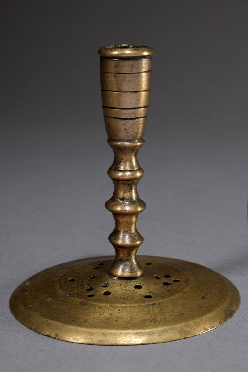 Gotischer Gelbguss Leuchter mit drei Wülsten auf | Gothic brass candlestick with three beads on a w