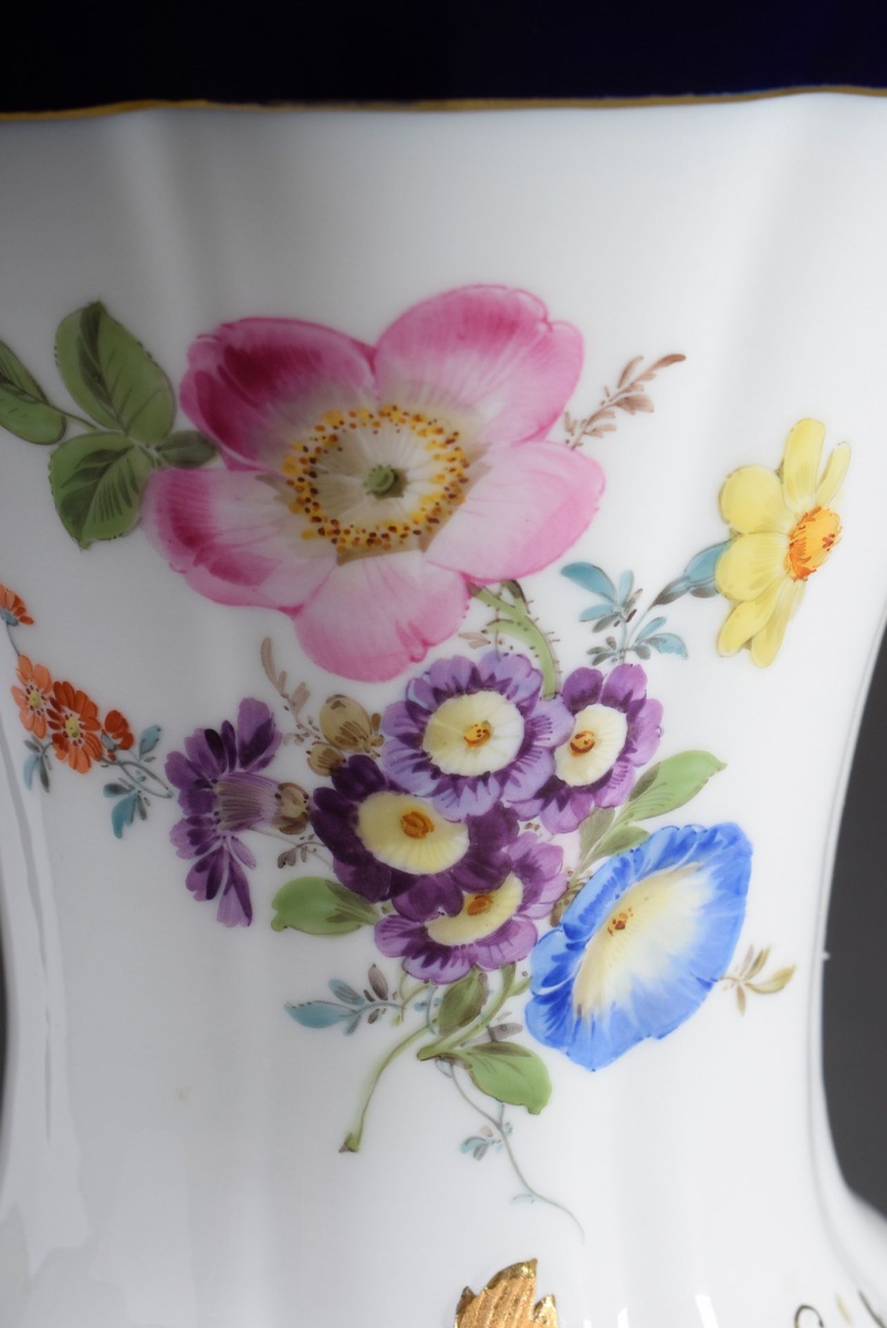 Meissen Prunkvase mit polychromer Malerei "Blume | Meissen grand vase with polychrome painting "bou - Bild 3 aus 7